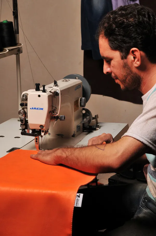 رویه دوزی صندلی در کارخانه مبملمان پاندا